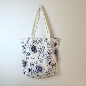 NEW WITH TAGS Chicos canvas tote white navy botanical print